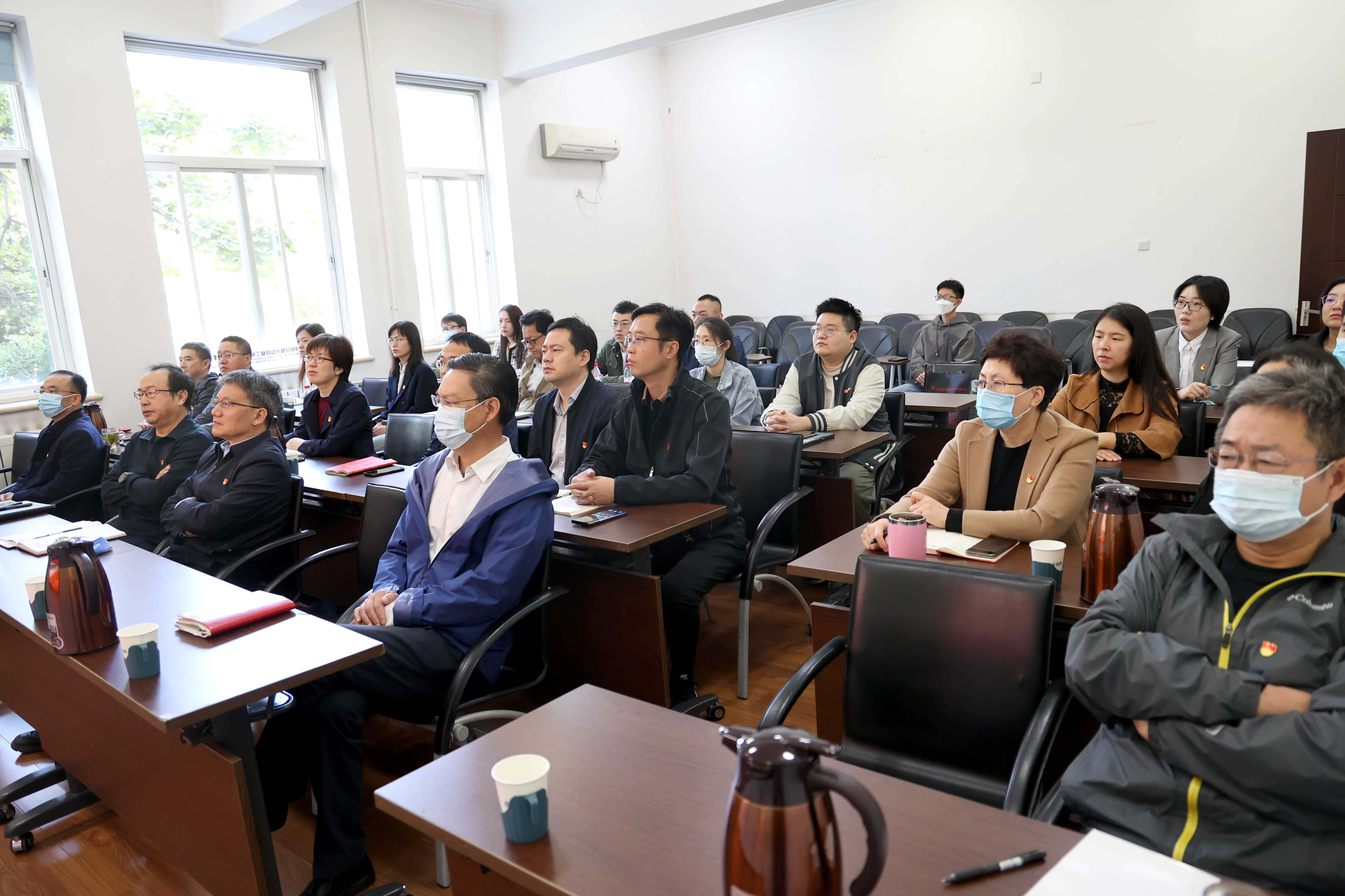 1.領導班子、職能部長、青年代表集體觀看1.jpg